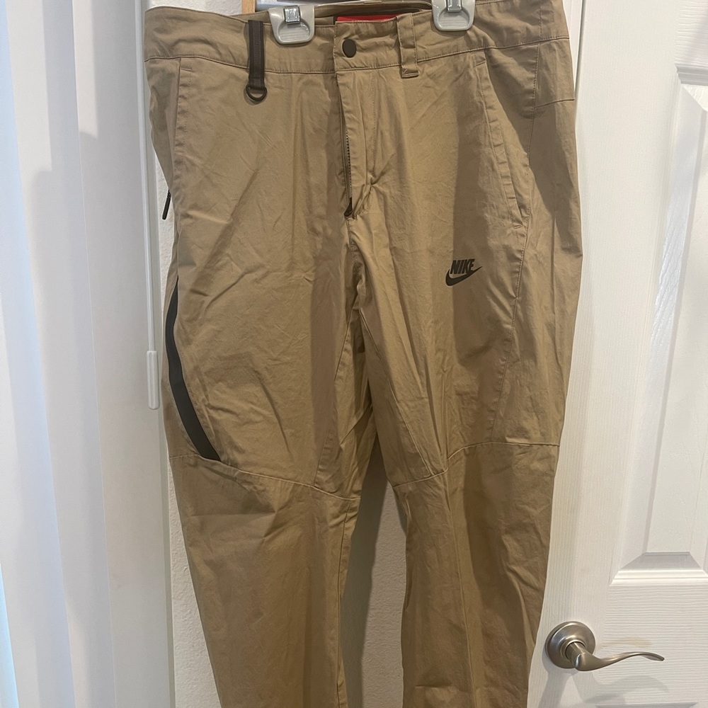Nike tech pack woven pants Sz 32 khaki
